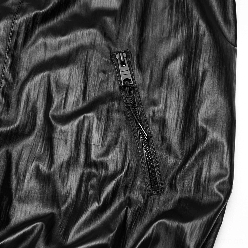 Produktansicht schwarze Cyberpunk-Tactical-Jacke mit Kapuze, wasserdichtem Material und industrieller Gothic-Ästhetik im Studio
