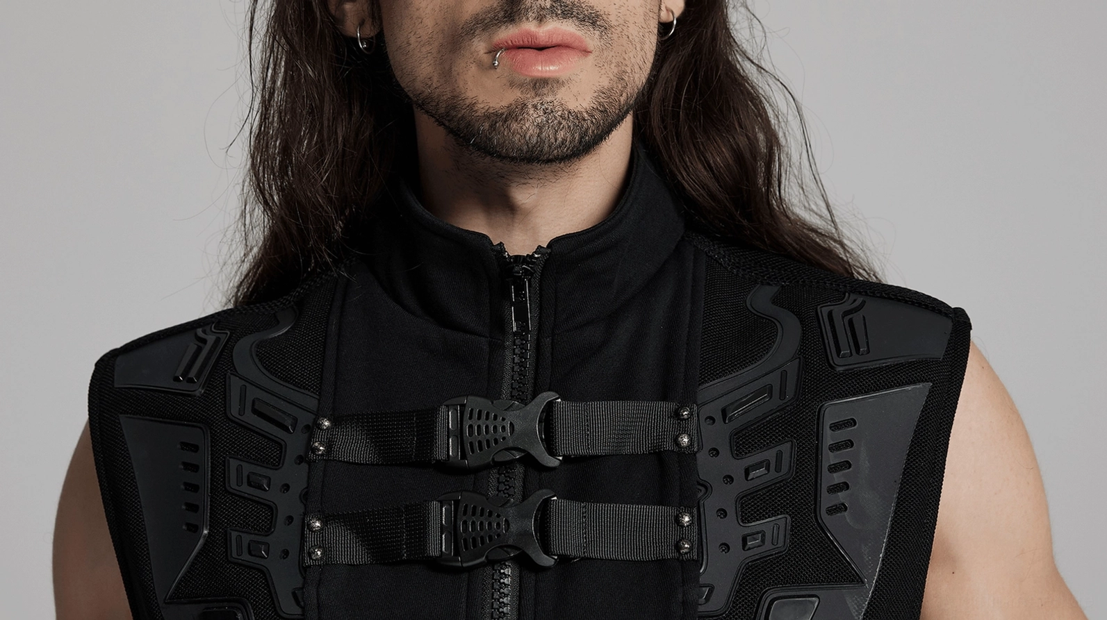Schwarze Cyberpunk-Tactical-Weste detaillierte Farbe und Textur zeigt mattes Gummirüstung Akzente und Design