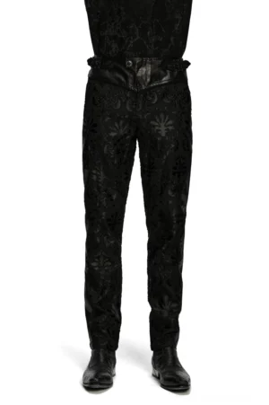Schwarze Damast-Stickerei Gothic Röhrenhose Frontansicht ganzkörpering auf männlichem Model im Studio mit minimalistischem Hintergrund
