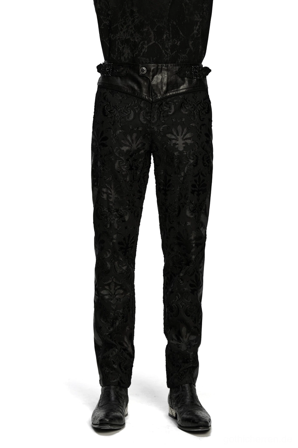 Schwarze Damast-Stickerei Gothic Röhrenhose Frontansicht ganzkörpering auf männlichem Model im Studio mit minimalistischem Hintergrund