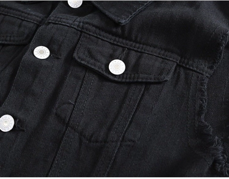 Schwarze Denim Gothic Weste Brusttasche Nahaufnahme - rohgefranste Armlöcher, silbertone Knöpfe, Brusttasche mit Lasche, Denim Twill Stofftextur