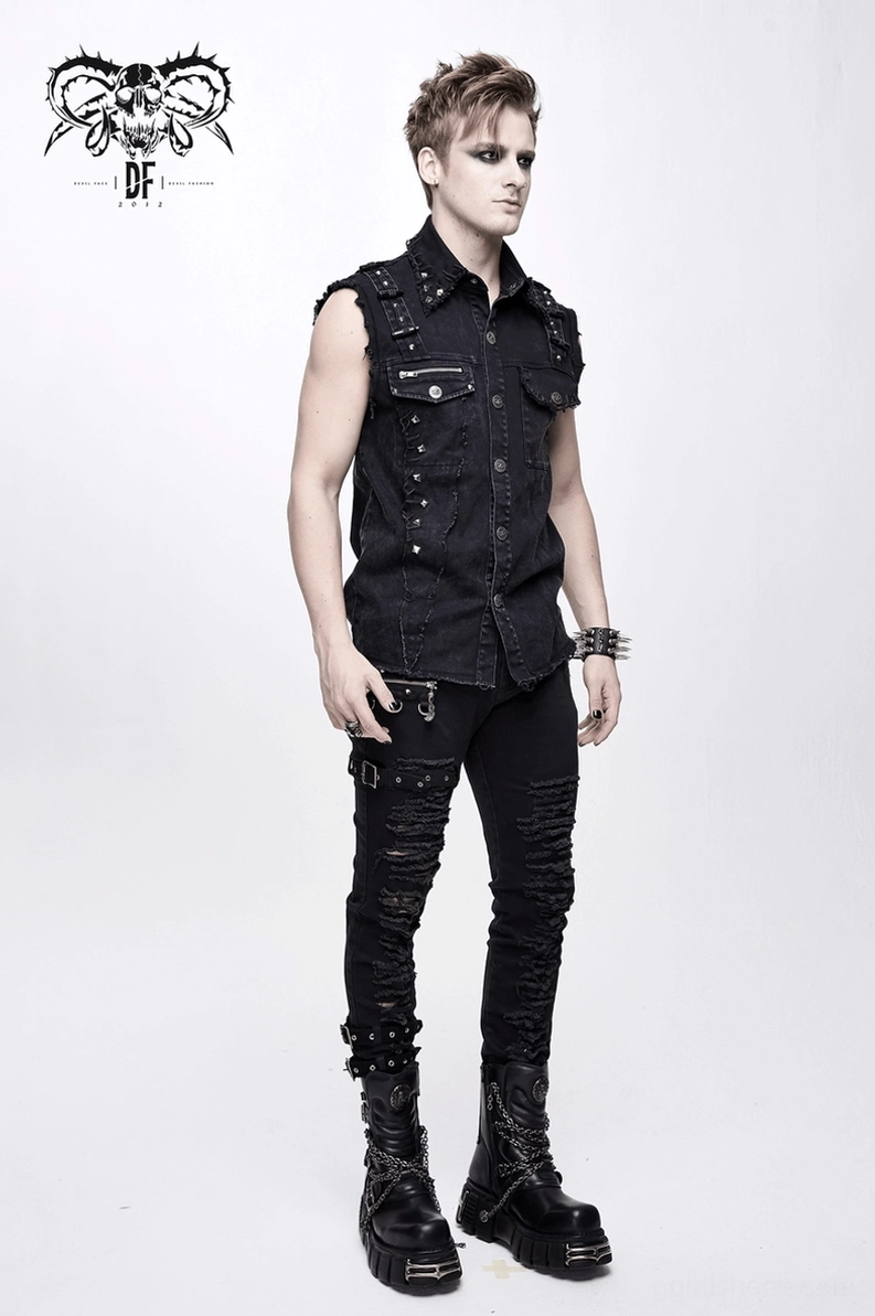 Schwarze Denim-Gothic-Weste drei-Viertel-Ansicht zeigt alle Design-Elemente und Proportionen, Metallnieten und Fransen-Saum