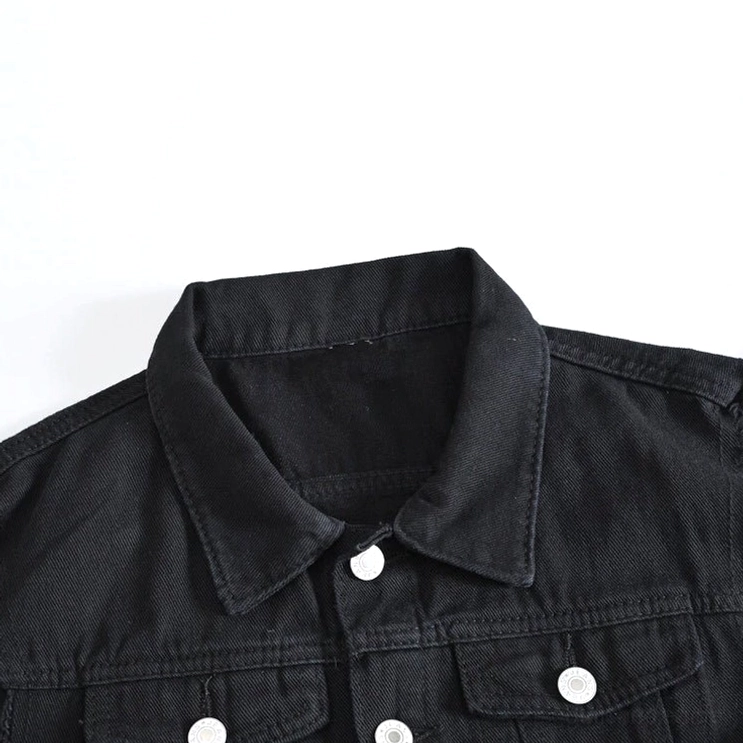 Schwarze Denim Gothic Weste Kragen und Tasche Detail - klassischer Umlegekragen, silberne Vorderknöpfe, Brusttasche mit Lasche, Herrenweste