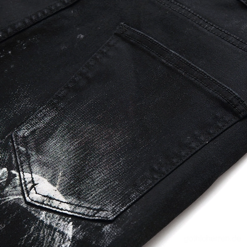 Schwarze Denim-Jeans Gesäßtasche Nahaufnahme mit Standard-Denim-Nahtdetail und feinen Druckmarkierungen