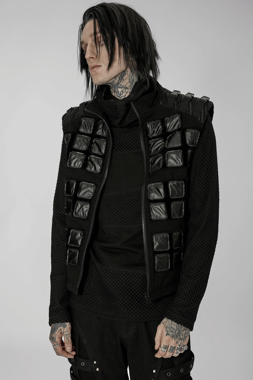 Schwarze Denim Tactical Armor Weste Hauptproduktbild zeigt vollständiges Vorderdesign mit Nieten-Schultern und Reißverschluss-Verschluss, Gothic-Rüstungs-Essentials