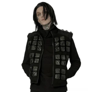 Schwarze Denim Tactical Weste mit Nieten-Schulterpads und geometrischen Wattierungsflecken, Vorderansicht auf männlichem Model getragen, Industrial-Gothic-Design mit Kunstfell-Details