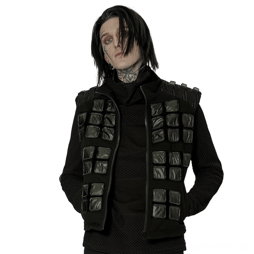 Schwarze Denim Tactical Weste mit Nieten-Schulterpads und geometrischen Wattierungsflecken, Vorderansicht auf männlichem Model getragen, Industrial-Gothic-Design mit Kunstfell-Details