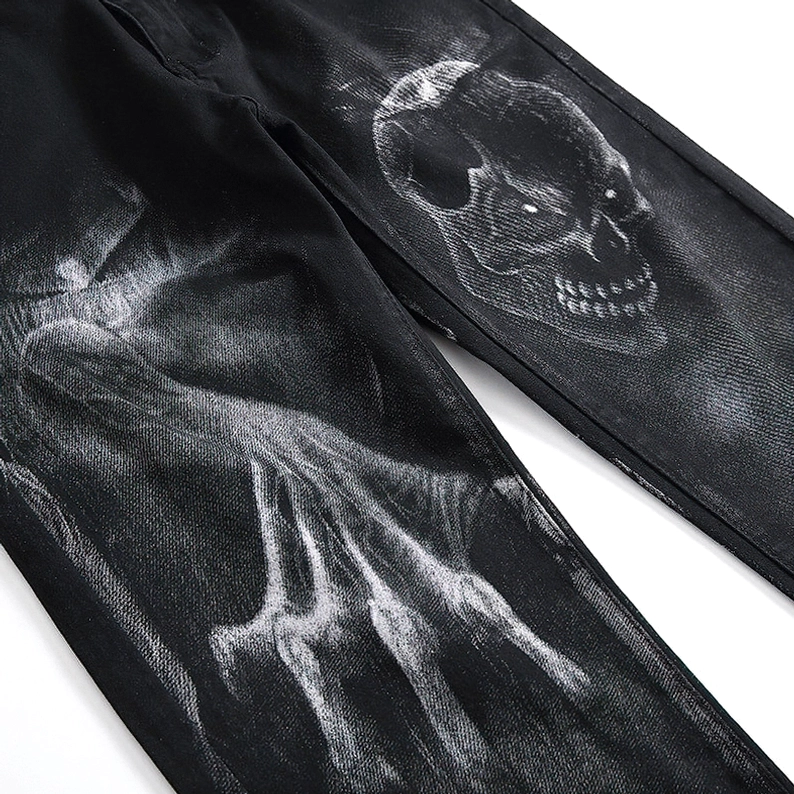 Nahaufnahme schwarze Denim-Totenkopf- und Geisterhand-Druckdetail mit 3D-Effekttextur und Tiefenwirkung