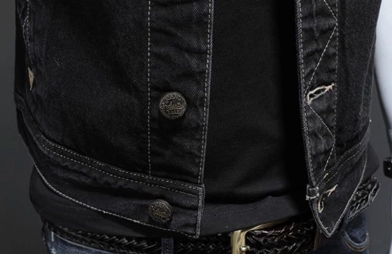 Unterer Bereich der schwarzen Denim-Weste zeigt Knopfverschluss an Taillen-Saumkante und authentische verwaschene Denim-Textur