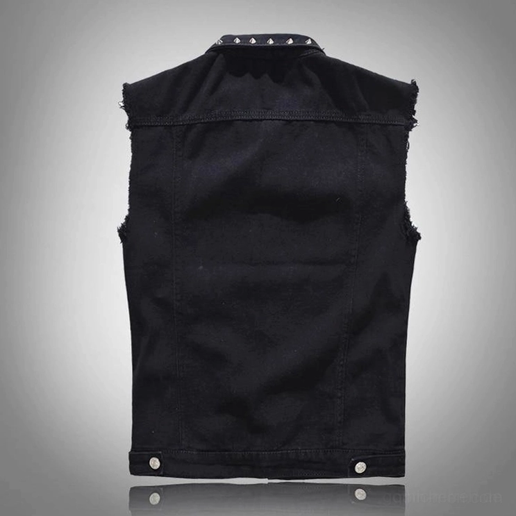 Schwarze Denim Studded Weste Rückansicht mit detaillierter Kragen-Nieten-Verzierung, silberne Spike-Studs, ärmellose Waistcoat-Silhouette, gotischer Stil
