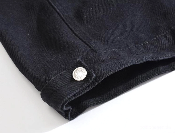 Nahaufnahme der schwarzen Denim Weste Saumkante mit verstellbarem Metallknopf, feines Twill-Gewebe-Detail, schwarzer Denim-Struktur, handwerkliche Verarbeitung