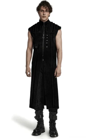 Schwarze distressed lange Denim Gothic-Weste mit Totenkopf-Reißverschluss und Nieten-Details, Vorderansicht auf männlichem Model im Studio mit schwarzem Denim und silbernen Metall-Hardwares