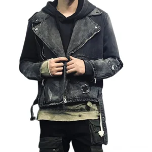 Schwarze asymmetrische Distressed-Gothic-Denim-Jacke mit Reißverschluss Vorderansicht auf männlichem Model – Alternative Rock Biker Style Oberbekleidung