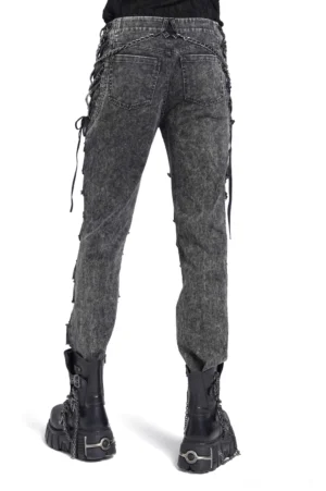 Schwarze distressed Gothic-Kettenjeans Rückansicht auf männlichem Model, verstärkte Rückentaschen mit Seitenschnür-Ösen und Kettenakzenten, weißer Studiohintergrund