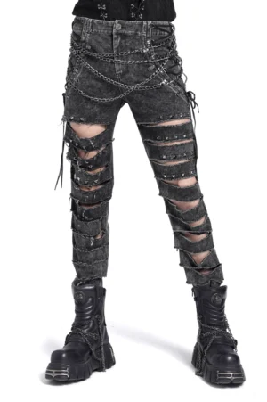 Schwarze distressed Gothic-Kettenjeans Vorderansicht auf männlichem Model, Säurewäsche-Denim mit extremen Beinrissen und metallischem Kettenharness-Details, weißer Studiohintergrund