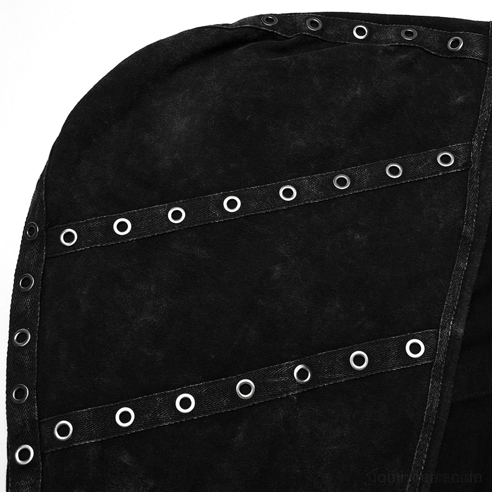 Nahaufnahme Frontpanel Detail schwarze distressed Gothic Kapuzen-Weste zeigt zwei Reihen Metall-Ösen-Riemen und verwitterte Textur