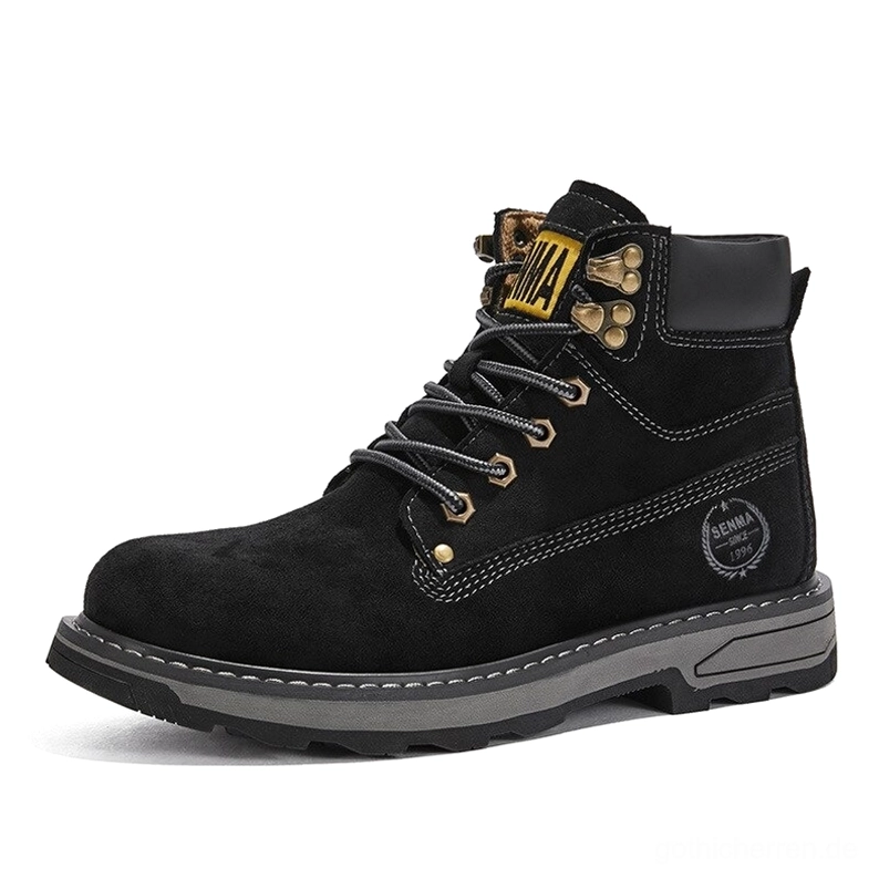 Schwarze echte Leder Gothic Combat Stiefel mit Metallhardware, Schnürverschluss und strukturiertem Design – Vorderansicht drei-viertel Perspektive