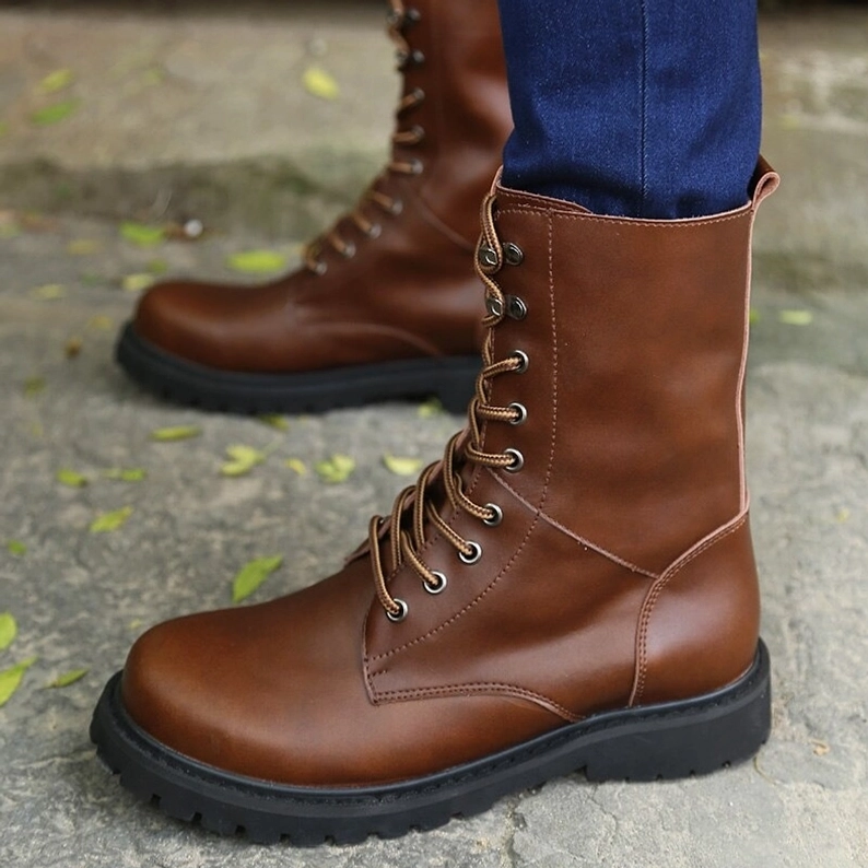 Schwarze echte Lederkombatstiefel Militärstil Hochschaft mit authentischer Handwerkskunst und handverarbeitetem Leder, Detail- und Konstruktionsmerkmale