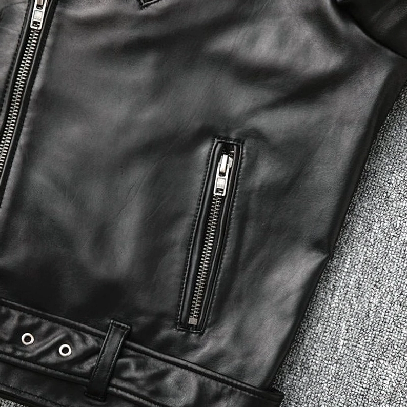 Schwarze echte Lederbikerjacke Slim Fit vordere Tasche Reißverschluss Hardware Detail Taschenkonstruktion