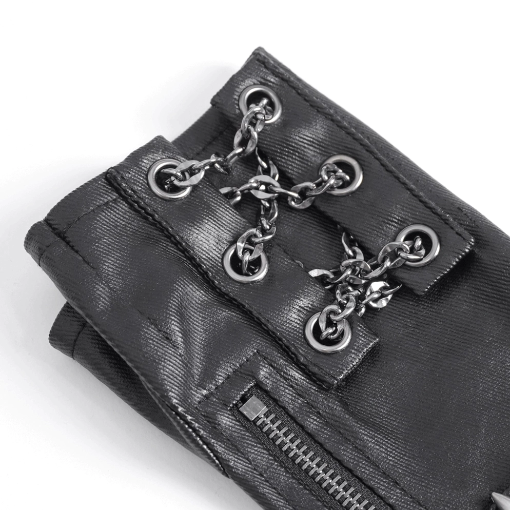 Nahaufnahme Draufsicht der Gothic Handschuh Hardware-Details mit schwarzer strukturierter Kunstleder-Textur, silbernen Ketten und Ösen-Verschlüssen