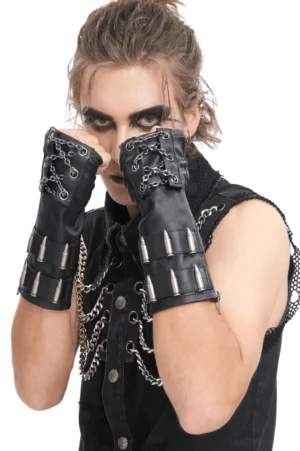 Schwarze fingerlose Gothic Handschuhe mit Kettenverzierungen und silbernen Bullets, Nahaufnahme eines männlichen Models mit dunklem Make-up, Industrial Punk Ästhetik
