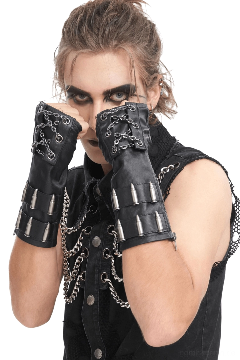 Schwarze fingerlose Gothic Handschuhe mit Kettenverzierungen und silbernen Bullets, Nahaufnahme eines männlichen Models mit dunklem Make-up, Industrial Punk Ästhetik