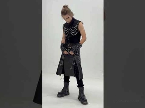 Ganzkörper-Modellfoto eines Gothic-Mannes, der schwarze fingerlose Lederhandschuhe als Teil eines kompletten dunklen alternativen Street-Outfits trägt