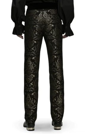 Rückansicht schwarzer Gold Jacquard gotischer Samtjacke Hose zeigt allover Damastdruck-Muster und eleganten geraden Schnitt von hinten