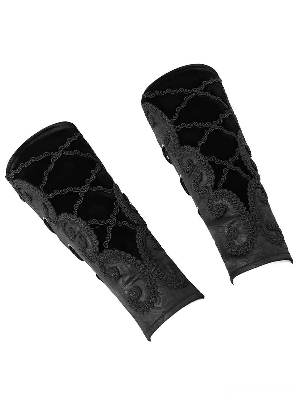 Oberansicht Flachlage von schwarzem Samtarmband Gothic Handschuhpaar, das Paisley-Stickereimuster, das Schnür-Kreuzsystem und die Metallösen auf weißem Hintergrund zeigt