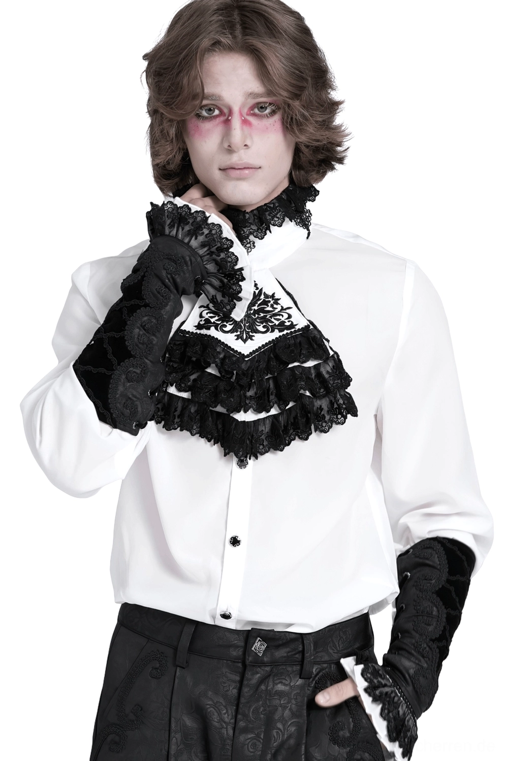 Schwarze Goth Armschuhe Vorderansicht, getragen von männlichem Cosplayer-Model mit Goth-Make-up und passendem Jabot-Kragen, schwarzer Samt mit ornamentaler Stickerei und Kunstfotografie im Studio