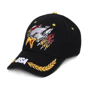 Schwarze Gothic Adler Militärmütze mit goldfarbener Stickerei, Vorderansicht zeigt detaillierte Flügelstickerei, weißes USA-Emblem und gelbe Belüftungslöcher