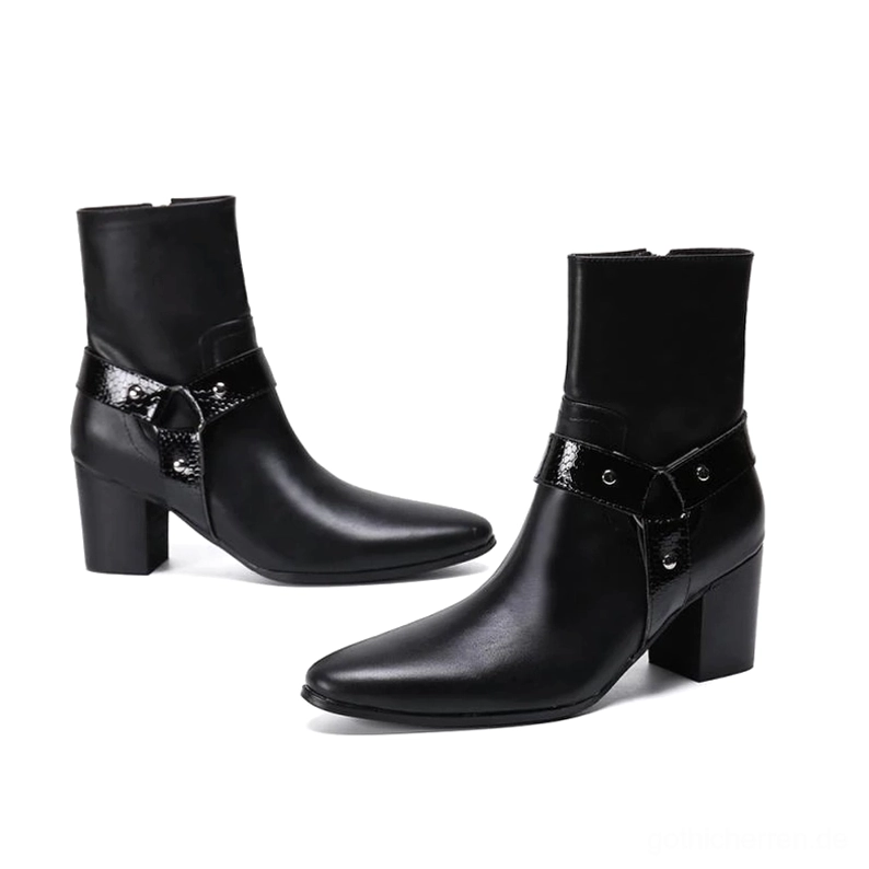 Schwarze Leder-Gothic-Ankle-Boots von gemischten Winkeln angezeigt, zeigt Block-Absatz, Spitzform und metallische Riemen-Dekoration