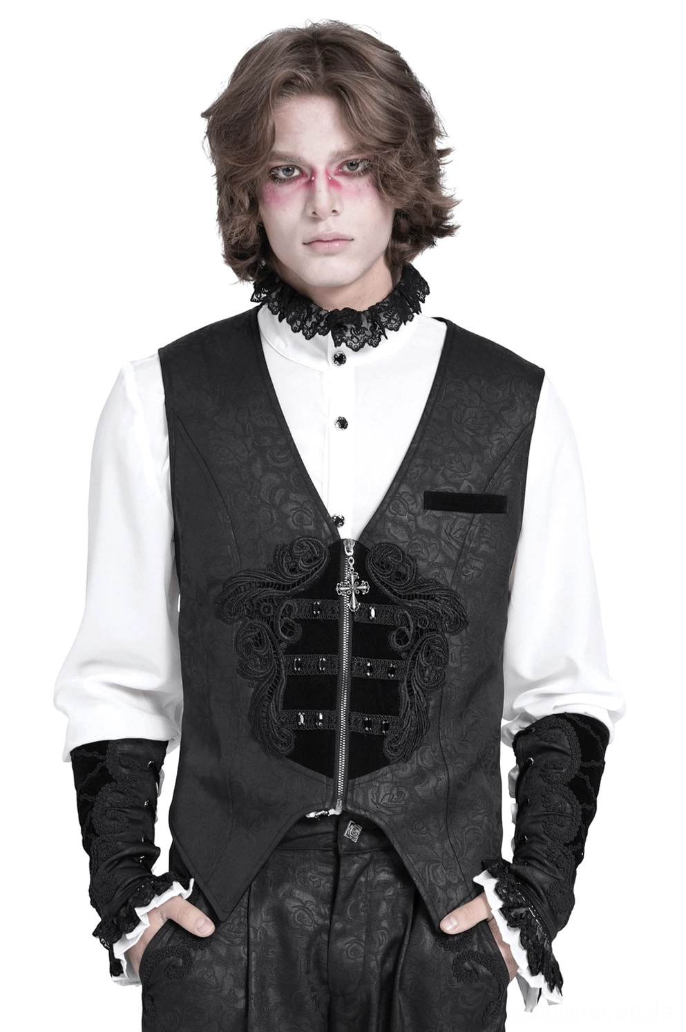 Schwarze gothic Anzugweste mit blütenjacard und kreuz-reißverschluss vorne, frontale modellansicht im studio mit weißem hintergrund und formaler gotischer stylingg