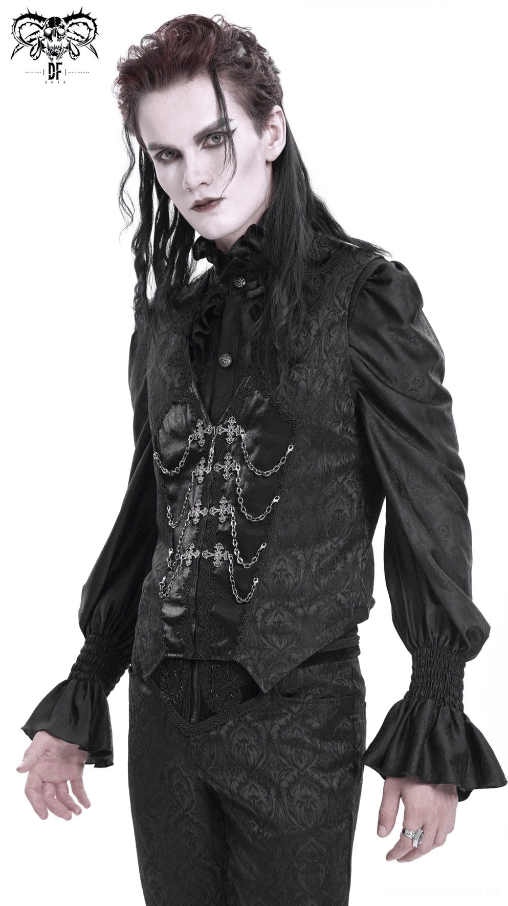 Vorderer Brustbereich schwarzer Gothic-Anzugweste mit Kreuzkettenornamenten und Jacquard-Brokatgewebebeschaffenheit