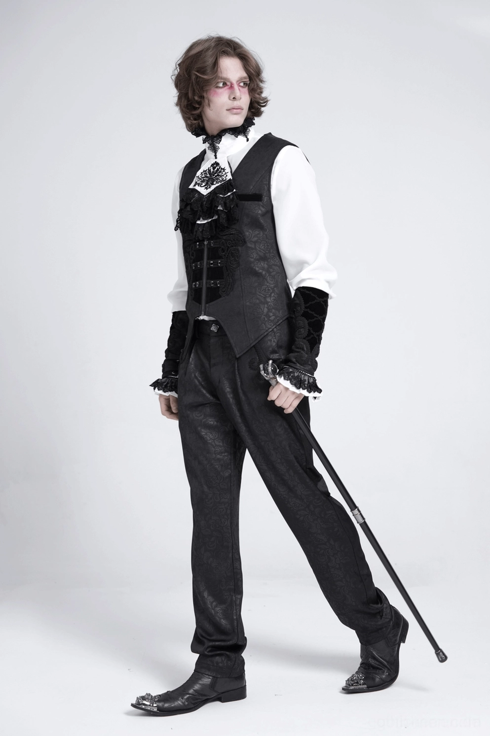 Gothic Anzugweste casual-alternative styling mit jeans, band-merchandise und gotischer alternative fashion alltags-look modellansicht