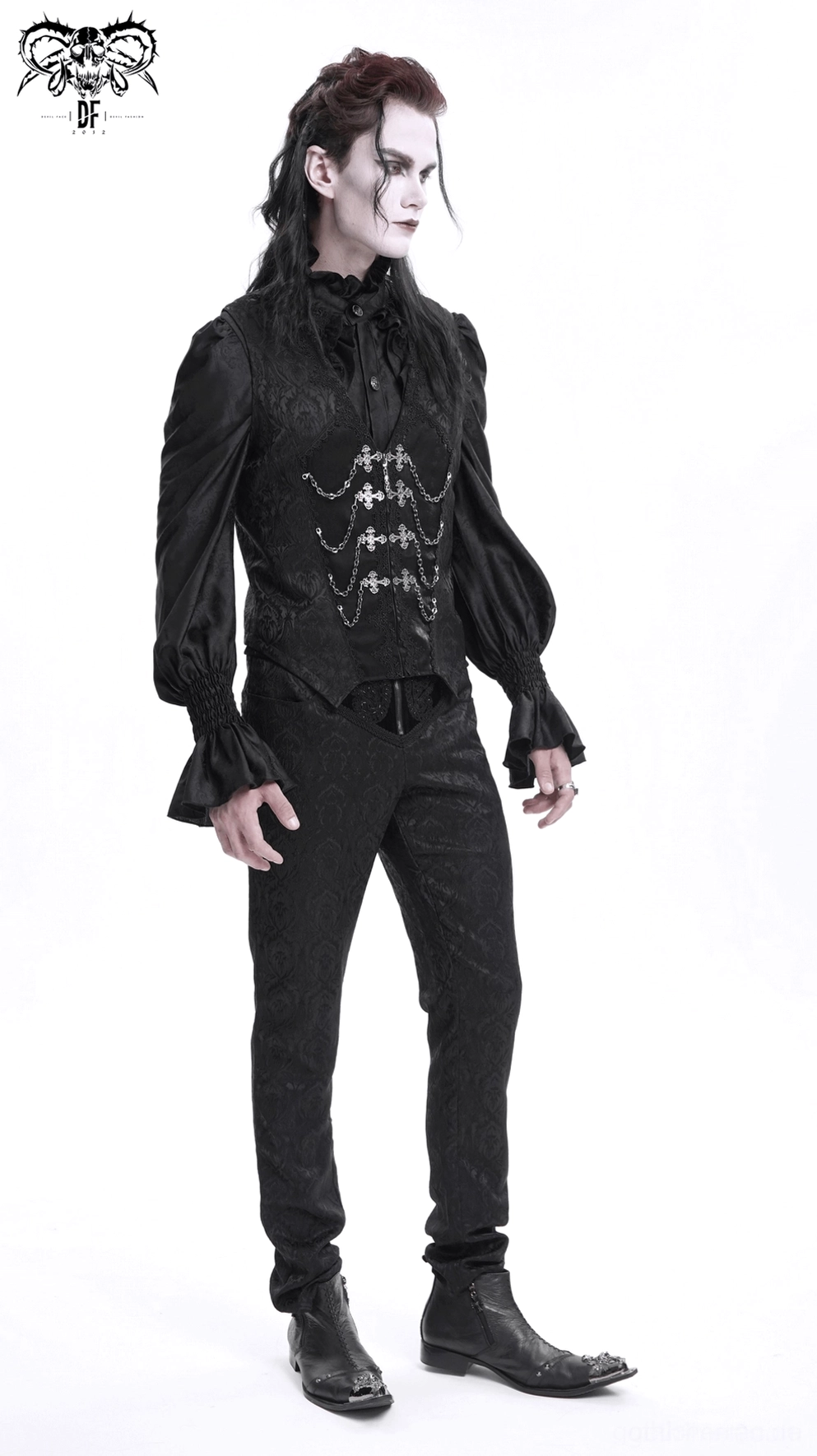 Fashion-Styling-Detail der Gothic-Anzugweste mit Accessoires zeigt Schichtungspotential für alternative Outfits