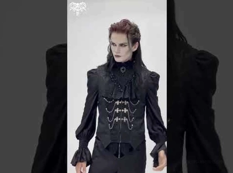 Männliches Model trägt schwarze Gothic-Anzugweste mit formaler Kleidung und Kreuzkettenakzenten Mittelnah-Ansicht
