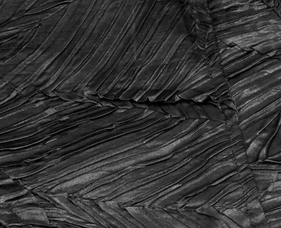 Schwarze Gothic-Anzugweste Gewebedetail-Nahaufnahme zur Hervorhebung der gekräuselten Textur und Materialqualität