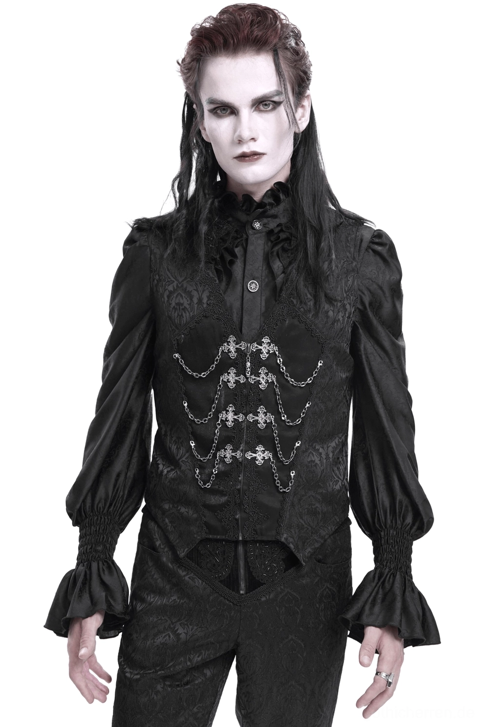 Schwarze Gothic-Anzugweste mit Kreuzkettendetails und Damastbrokatmuster auf männlichem Model in Vollkörperansicht von vorne vor weißem Hintergrund