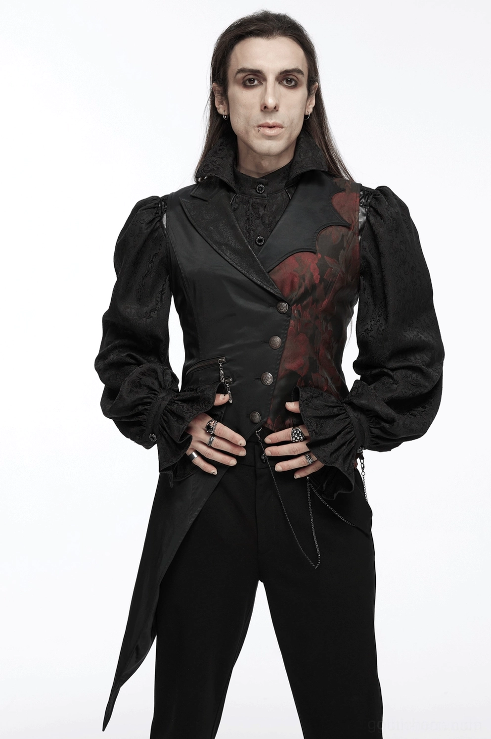Schwarze Gothic Anzugweste mit Metallhardware, karminrotem Brokat-Akzenten und ornamentalen Kettendetails für Dark Romantic Mode