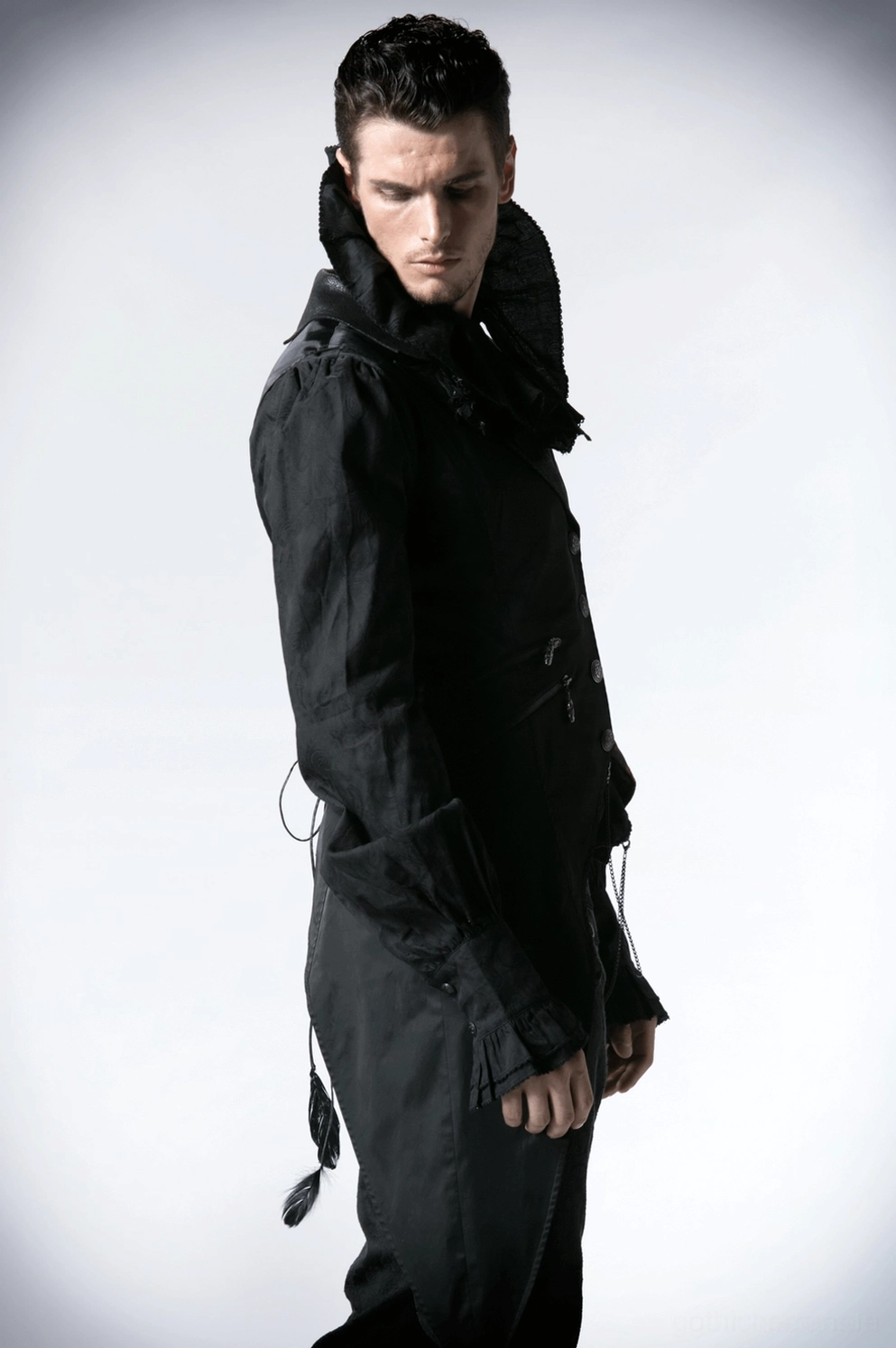 Schwarze Gothic Anzugweste Frontansicht mit Metallketten-Details, strukturierter Passform und dramatischer asymmetrischer Silhouette