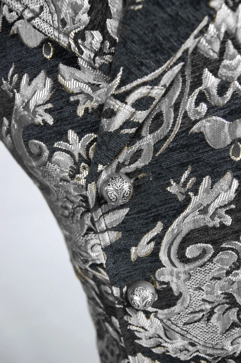 Detailaufnahme schwarze gotische Anzugweste embossierte Jacquard-Bindung und Metallknöpfe im Fokus