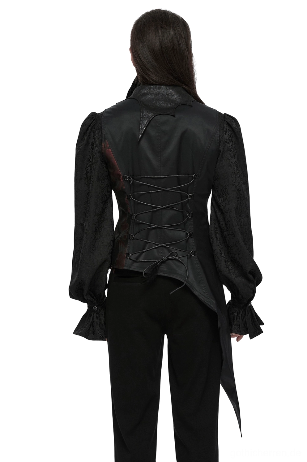Schwarze Gothic Anzugweste von hinten, zeigt Schnürrücken-Korsettierung, lange asymmetrische Schöße und Rüschenärmel-Details auf männlichem Model