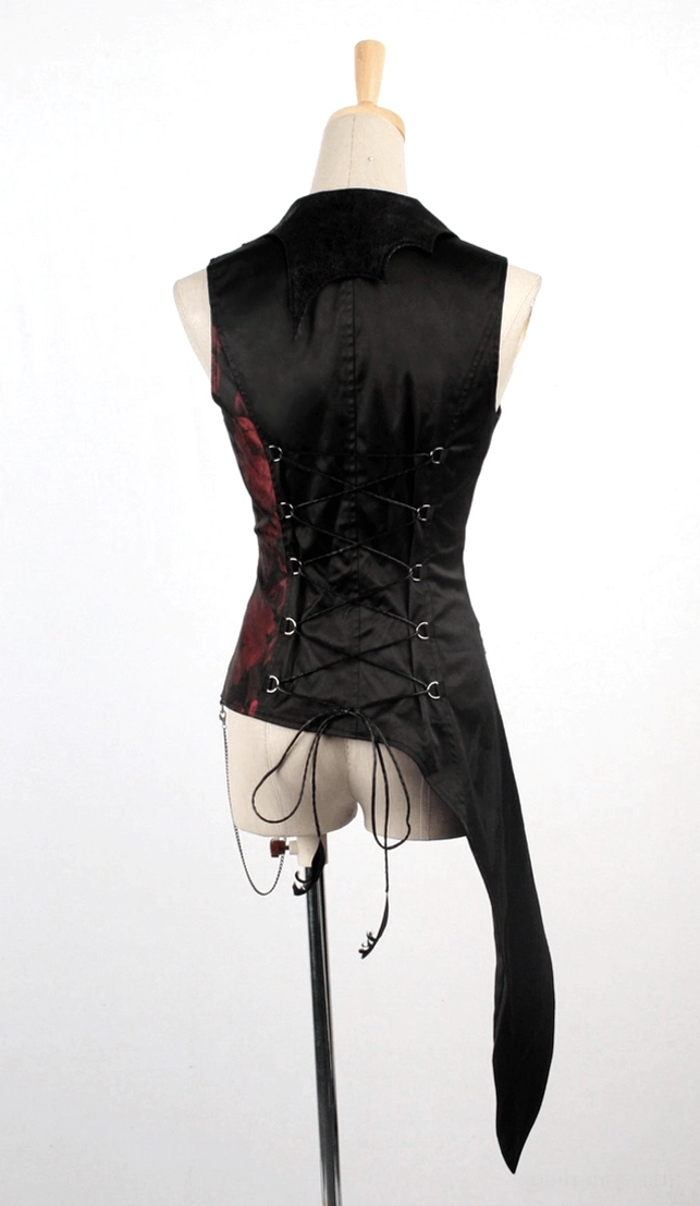 Hinteransicht der schwarzen Gothic Anzugweste auf Kleiderpuppe, Schnürrücken-Korsettierung sichtbar, lange asymmetrische Saumlinie und schwarze Metallkettendetails