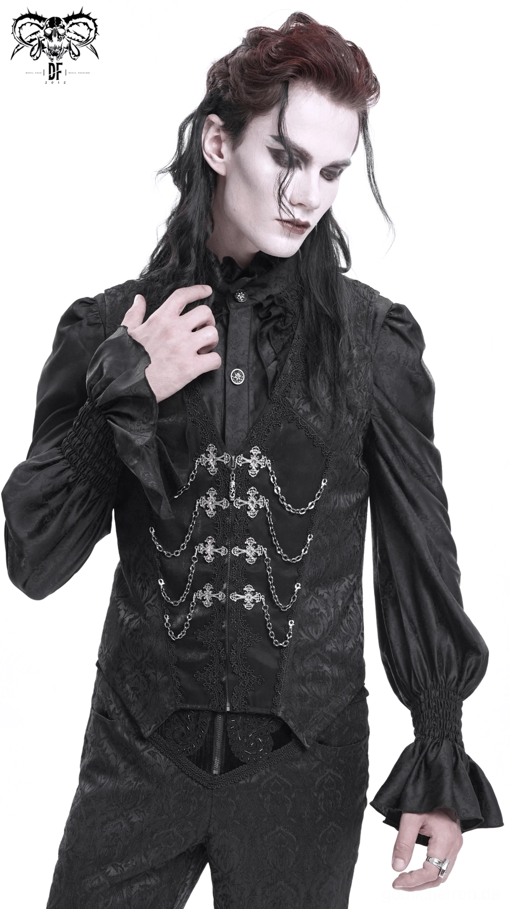 Seitenprofilansicht schwarzer Gothic-Anzugweste auf männlichem Model zeigt anliegende Silhouette und Kettendetails