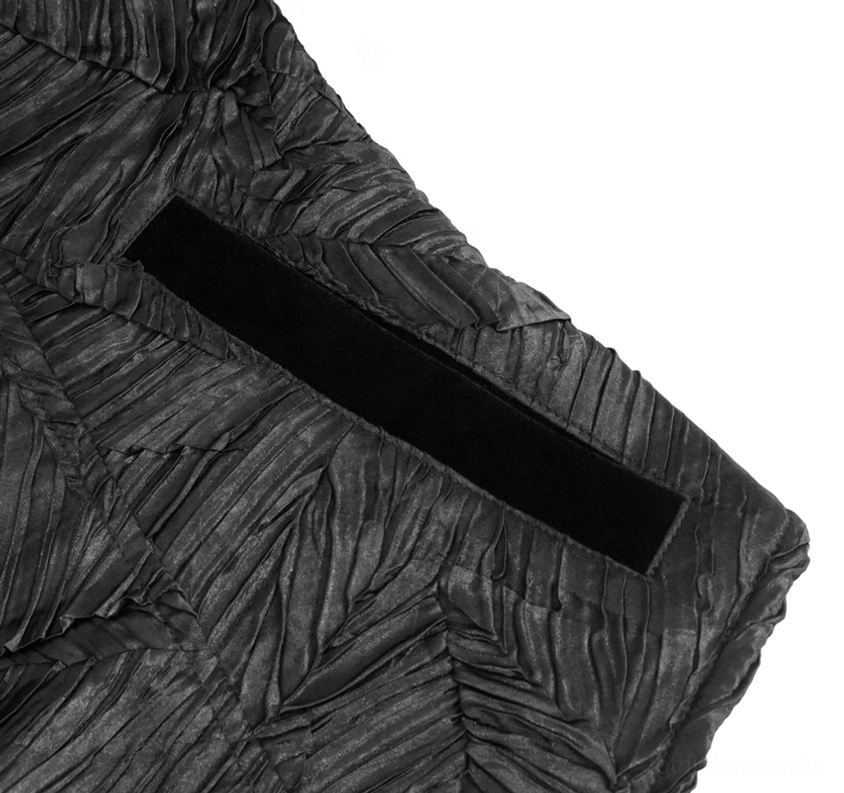 Schwarze Gothic-Anzugweste seitliche Detailaufnahme mit Samtbesatz-Streifen und gekräuseltem Blattmuster-Textur