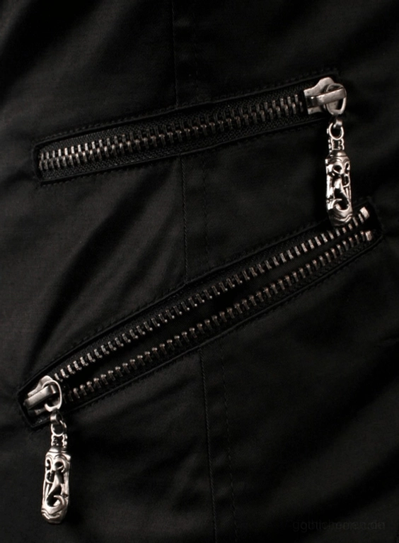 Nahaufnahme Detailansicht der schwarzen Gothic Anzugweste mit Totenkopf-förmigen Metallreißverschluss-Zügen und doppelten diagonalen Reißverschluss-Taschen
