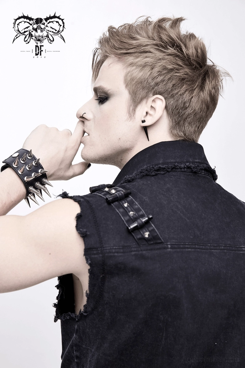 Schwarze Gothic-Denim-Ärmellose-Weste auf Model mit kompletter Alternative-Outfit-Pairing, Dark Fashion Styling Demonstration