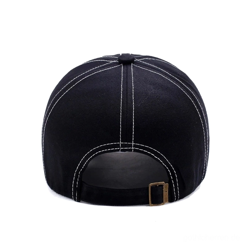 Rückansicht der schwarzen Gothic-Baseballmütze mit verstellbarem Strapback-Schnallenverschluss – zeigt die utilitaristische Gothic-Ästhetik und klassische Verschlussmechanik
