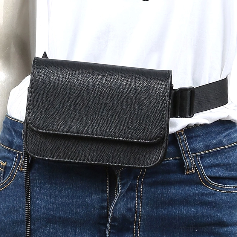 Gothic Bauchtasche am Körper getragen - Schwarzes Matte-Leder-Finish sitzt sicher an der Taille mit Jeans, ideales EDC für Dark Fashion Styling